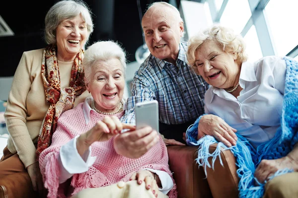 Personas con teléfono celular haciendo selfie — Foto de Stock