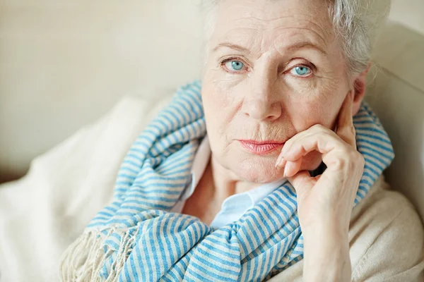 Ernstige volwassen vrouw — Stockfoto