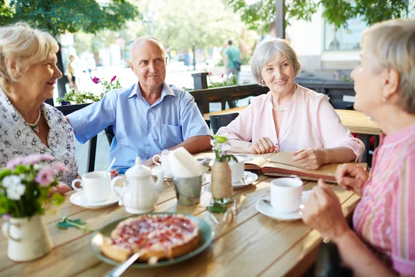 Vänliga senior människor — Stockfoto