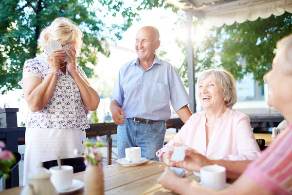 Riendo ancianos pasar el tiempo libre —  Fotos de Stock
