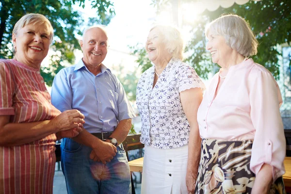 Grupp av glada seniorer — Stockfoto