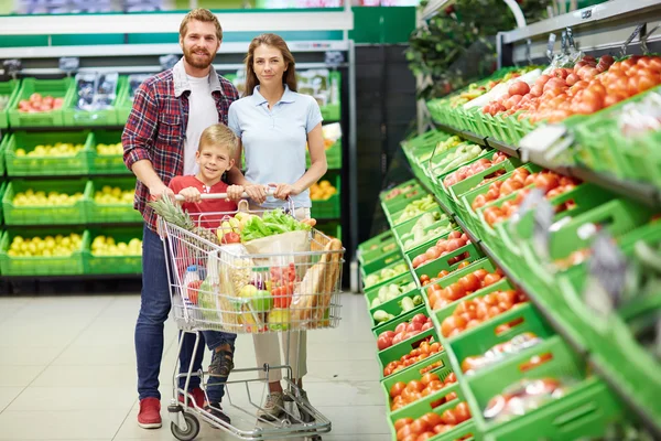 Tevreden consumenten met push-cart — Stockfoto