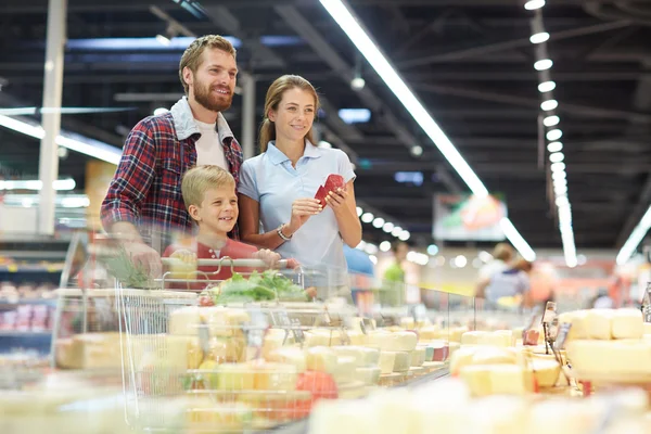 Jong koppel en jongen eten kopen — Stockfoto