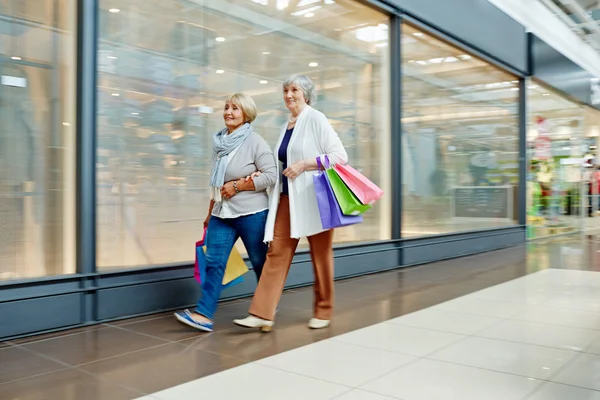 Dvě shopaholics nošení tašky papírové — Stock fotografie