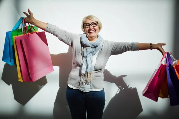 Cliente extático com sacos de papel — Fotografia de Stock