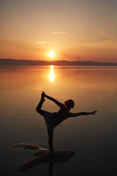 Vrouw ontspannen door het beoefenen van yoga — Stockfoto