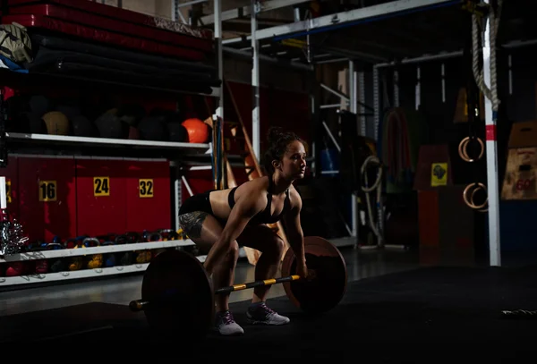 Jalá mujer haciendo esfuerzo — Foto de Stock