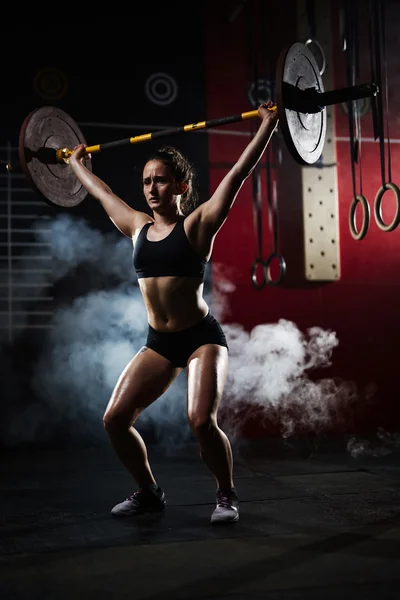 Sportlerin stemmt schweres Gewicht — Stockfoto