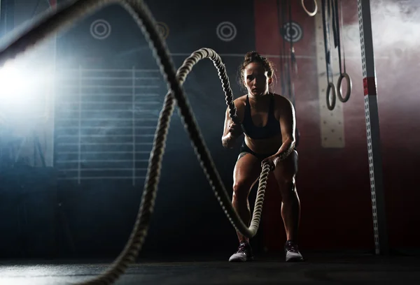 Mulher, durante o treino com cordas — Fotografia de Stock