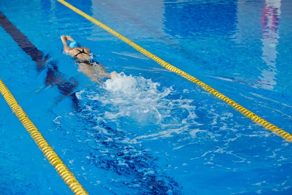Mulher nadando no lazer — Fotografia de Stock