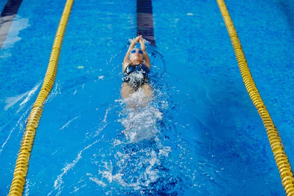 Treinamento feminino em piscina — Fotografia de Stock