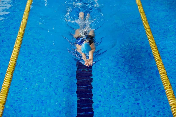 Weibliches Training im Pool — Stockfoto