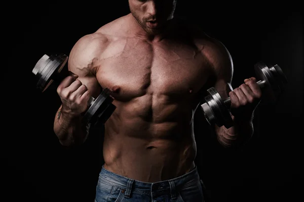 Young man lifting weights — Stock Photo, Image