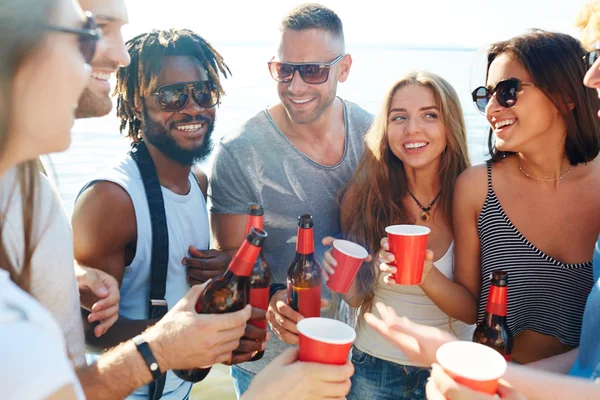 Happy jonge vrienden met dranken — Stockfoto