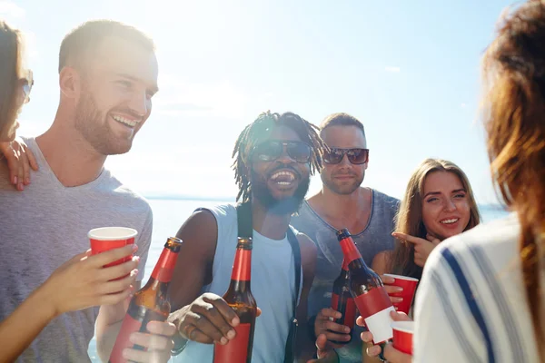 Happy jonge vrienden met dranken — Stockfoto