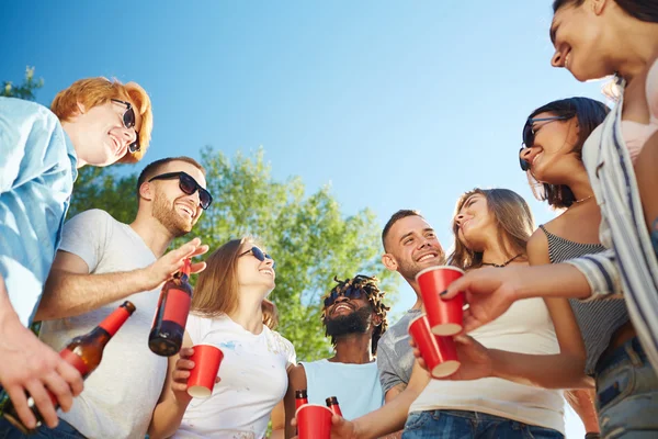 Jóvenes amigos con bebidas —  Fotos de Stock