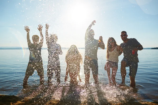 Amigos bailando en el agua — Foto de Stock