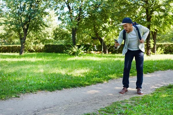 Joven con smartphone — Foto de Stock