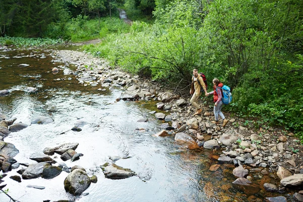 Pareja de excursionistas a lo largo del río —  Fotos de Stock