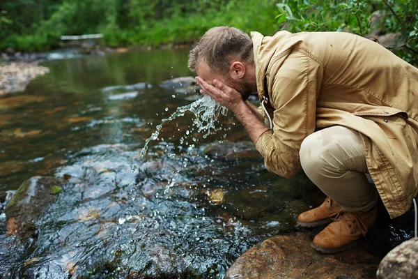 Toeristische verfrissend zijn gezicht — Stockfoto