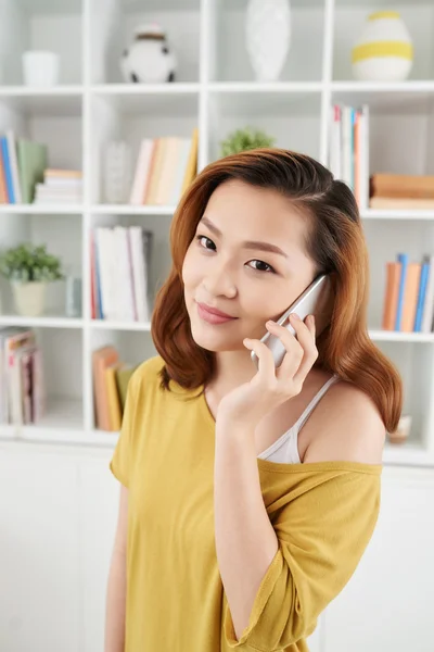 Молода жінка розмовляє по телефону — стокове фото