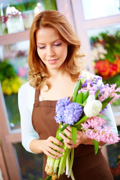 女性の花屋の花を持つ — ストック写真