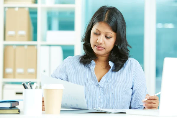 Geschäftsfrau arbeitet mit Dokumenten — Stockfoto