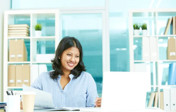 Mujer de negocios trabajando con el ordenador portátil — Foto de Stock
