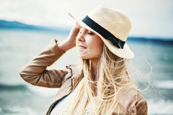 Woman in hat walking — Stock Photo, Image