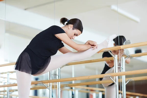 Bailarina estirándose en clase — Foto de Stock