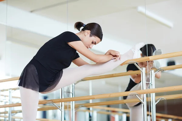 Bailarino alongamento em classe — Fotografia de Stock