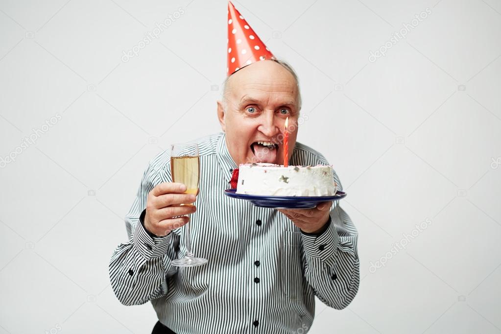 Homme Age Avec Gateau D Anniversaire Image Libre De Droit Par Pressmaster C Homme Age Avec Gateau D Anniversaire Image Libre De Droit Par Pressmaster C