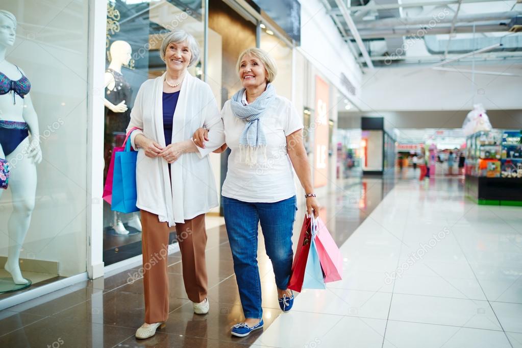 women spending leisure by shopping