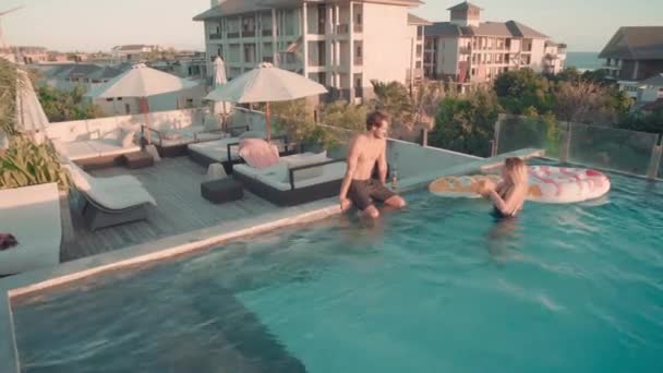 设有室外游泳池和露台的豪华度假胜地的多角度概览 — 图库视频影像