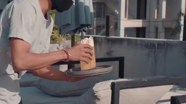 Close Van Stijlvol Koppel Chillen Onder Het Strand Paraplu Roosteren — Stockvideo