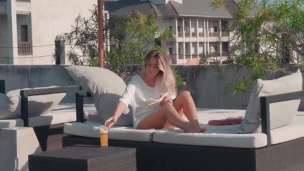Tiro Completo Mujer Forma Delgada Tumbada Tumbona Bebiendo Refrescante Bebida — Vídeo de stock