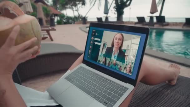 Goed Uitziende Vrouw Chique Terras Buiten Kokoswater Drinken Terwijl Het — Stockvideo