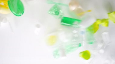 Yukardan beyaz yüzeye atılmış buruşmuş plastiğin kavramsal yatay görüntüsü