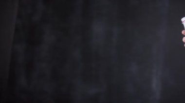 Kirletici çevreyi protesto etmek için arka planda kadın eli tutmak ve plastik şişeyi kırmak.