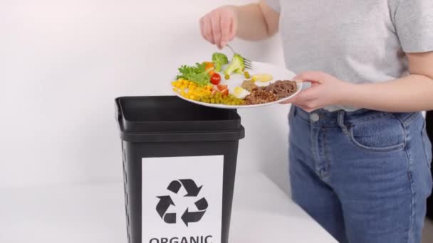 Midsectieopname Van Ecologisch Activist Die Voedselafval Recyclecontainer Gooit Met Organisch — Stockvideo