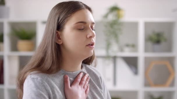 Close Van Jonge Vrouwelijke Astmatische Ademhaling Door Inhalator Met Astma — Stockvideo
