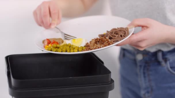 女孩将食物垃圾倒入特殊容器分类有机垃圾的倾斜中段镜头 — 图库视频影像