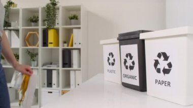 Özel plastik, organik, kağıt kaplarda çöpleri ayıran kadın görüntülerinin yan görüntüsü