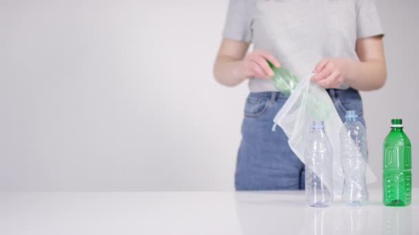 Γυναίκα Ακτιβίστρια Που Παίρνει Πλαστικά Μπουκάλια Για Πετάξει Σακούλα Σκουπιδιών — Αρχείο Βίντεο