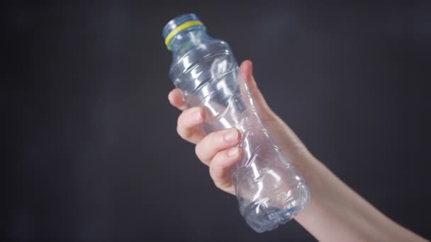 Imágenes Primer Plano Mano Femenina Irreconocible Arrugando Botellas Agua Plástico — Vídeos de Stock