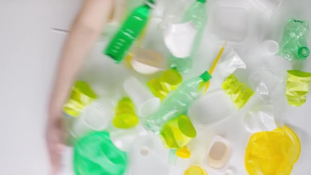 Yukardan Gelen Kavramsal Beyaz Yüzeyden Plastik Parçaları Ezen Kırpık Görüntüsü — Stok video