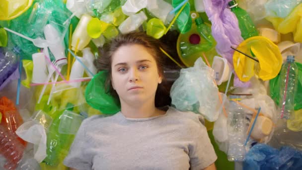Dari Atas Closeup Remaja Kaukasia Perempuan Berbaring Tumpukan Plastik Menampilkan — Stok Video