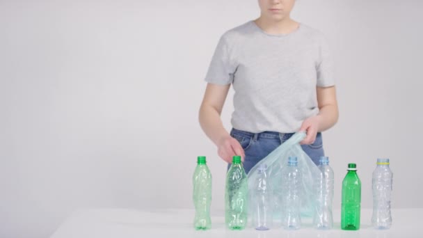 Nagranie Sekcji Środkowej Nierozpoznawalnej Młodej Aktywistki Wrzucającej Plastikowe Butelki Wody — Wideo stockowe