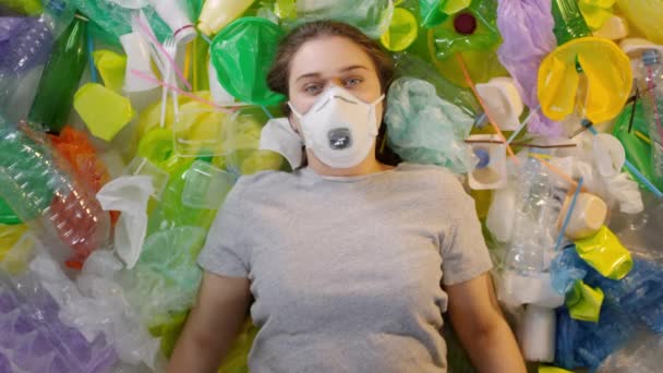 Från Ovan Bilder Tonåring Miljö Aktivist Liggande Plast Objekt Andningsmask — Stockvideo