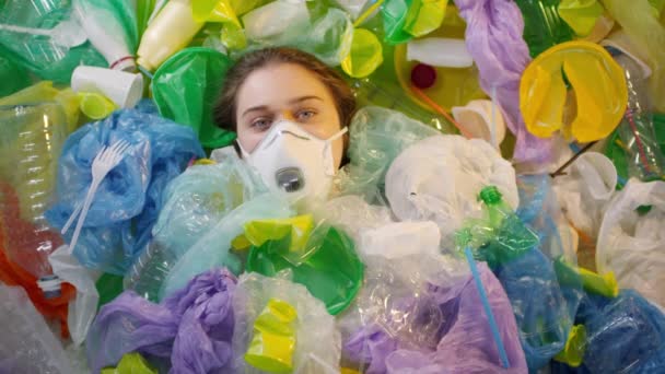 Ovanifrån Bilder Kaukasiska Tonåring Flicka Täckt Med Plastpåsar Och Flaskor — Stockvideo